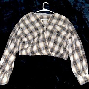 Hello girls I’m selling a 2018 Forever 21 long sleep cropped blouse☺️